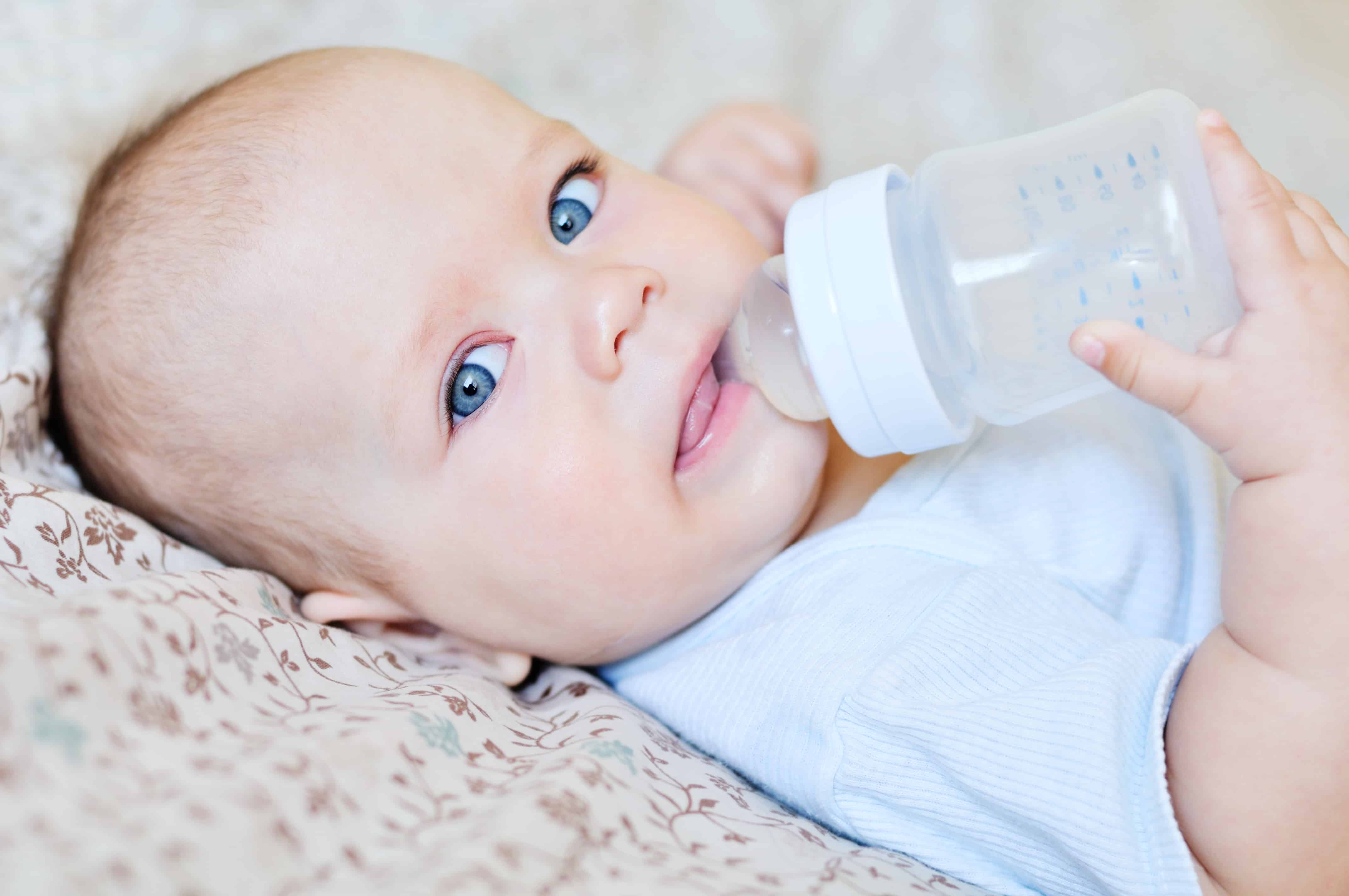 When do babies start to hold their feeding bottle on their own – Evorie  Moment