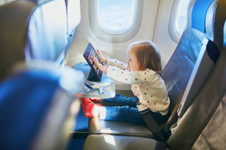 5 Ways To Keep Your Toddler Entertained During A Flight